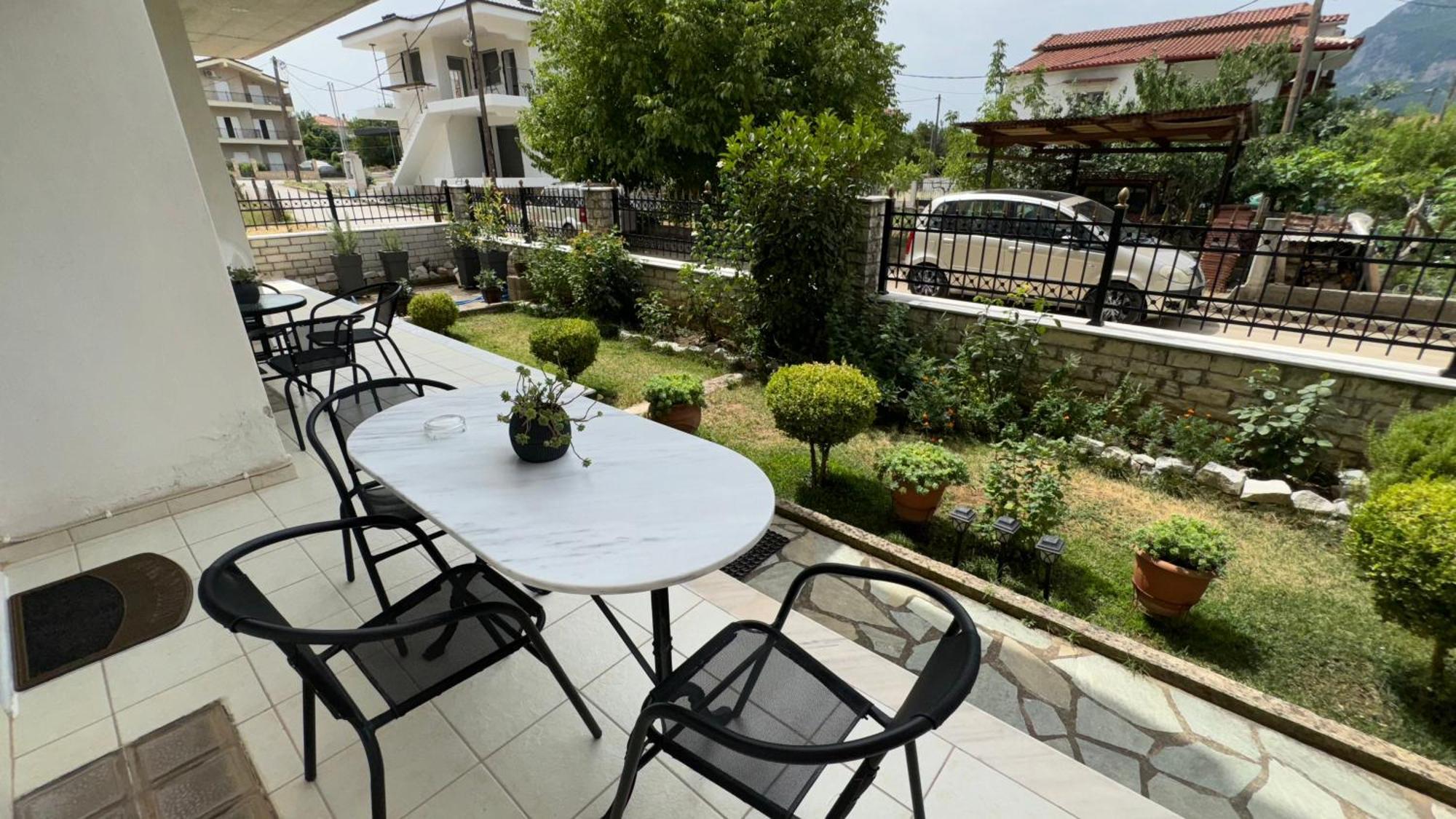 칼람파카 Petit House Under The Rocks 아파트 외부 사진